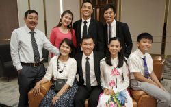 Một gia đình mỉm cười tận hưởng phúc âm của Chúa Giê Su Ky Tô
