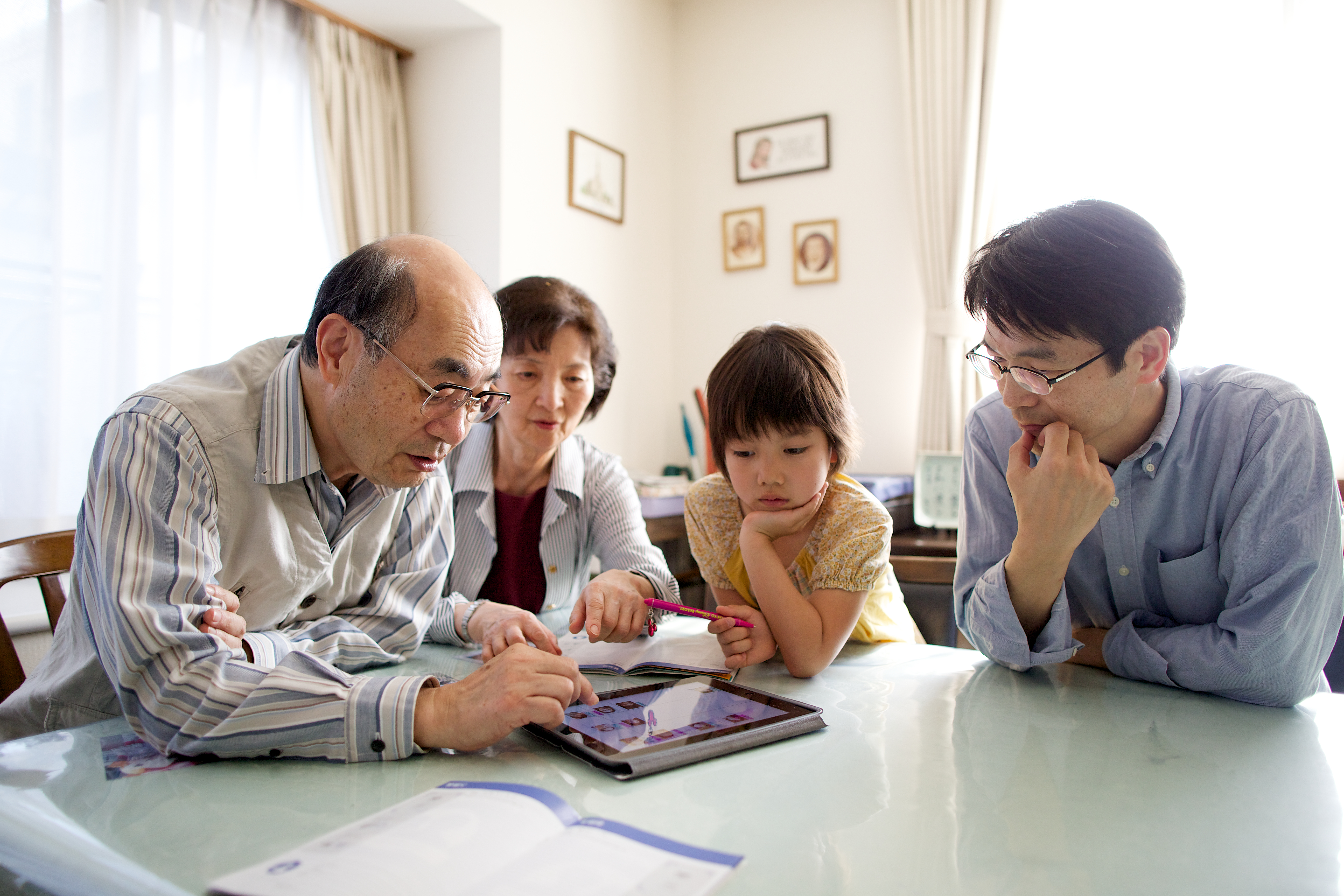 family_japan_history_life_ipads.jpg