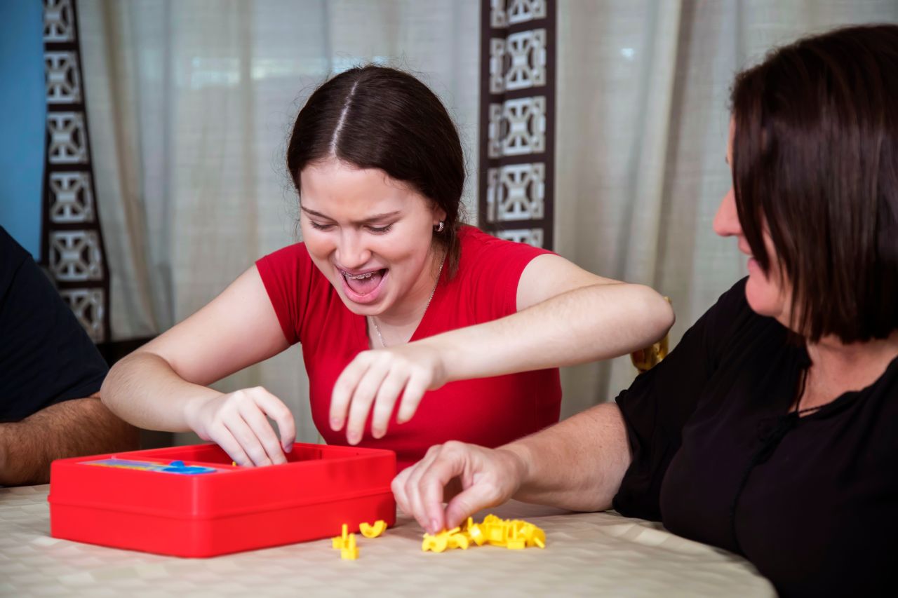 Una joven juega con su familia