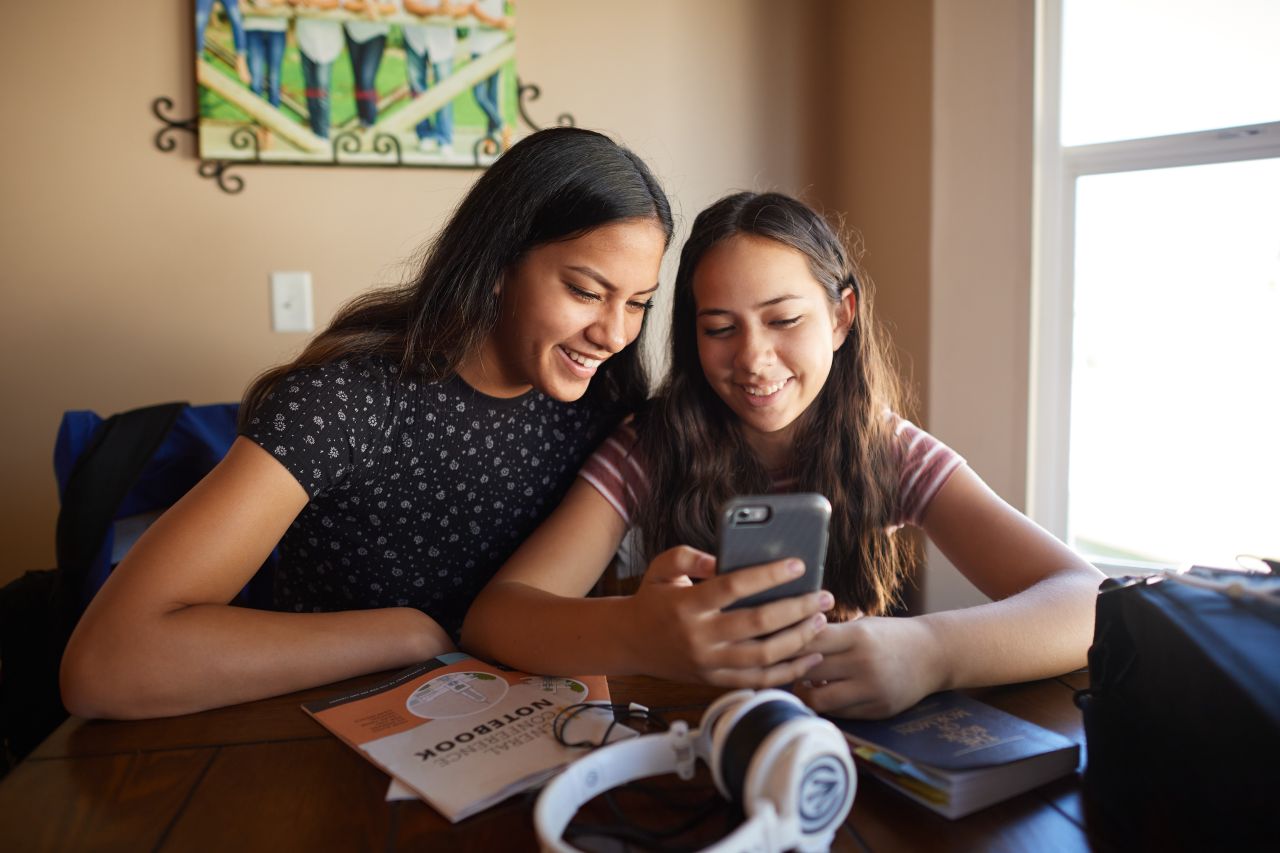 Irmãs pesquisando os downloads e os recursos de Páscoa para compartilhar nas mídias sociais