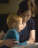 Un mère qui prie avec son jeune fils