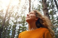 Una mujer camina por el bosque y medita sobre el amor de Dios