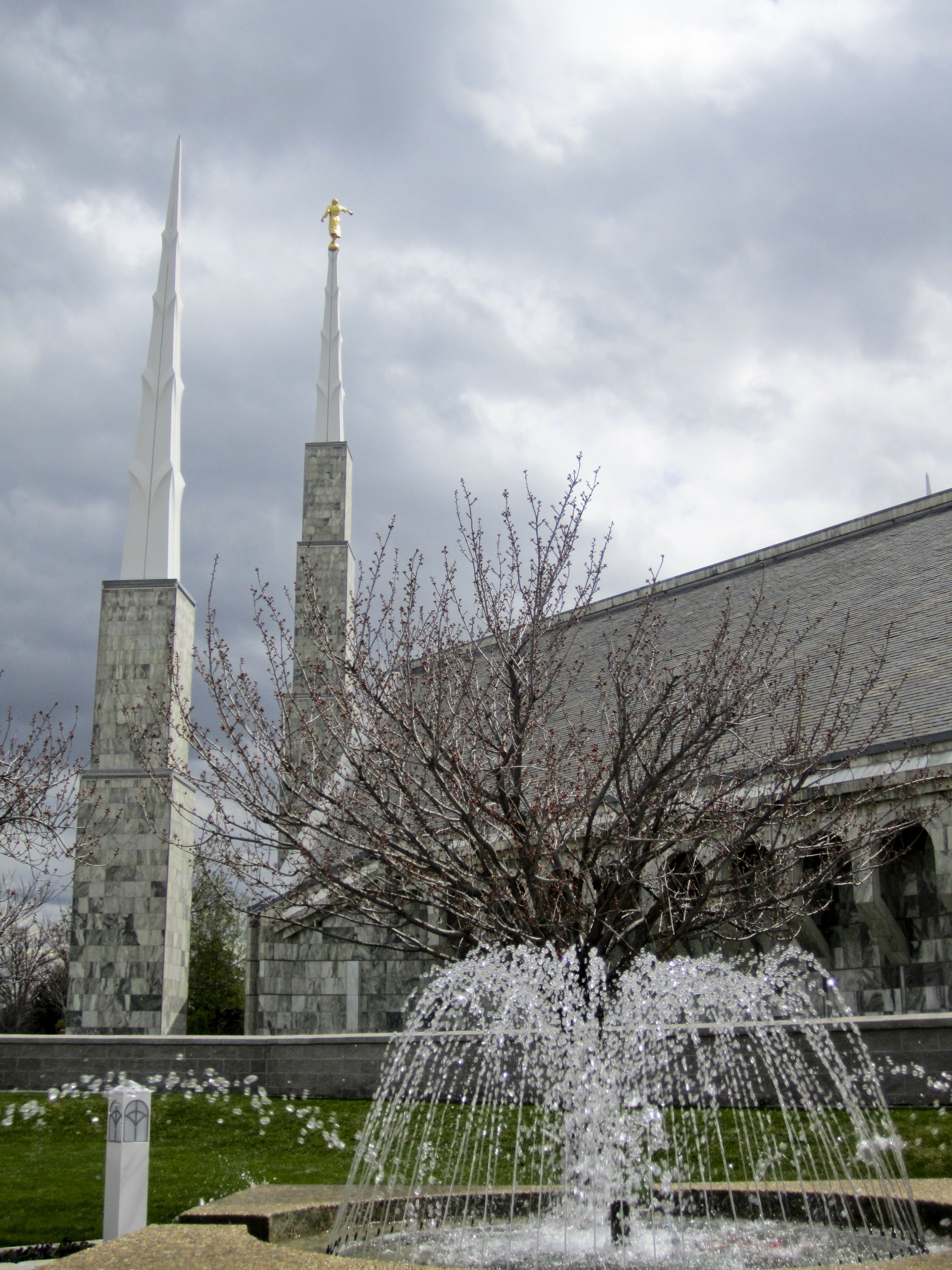 A fountain on the grounds of the Boise Idaho Temple.