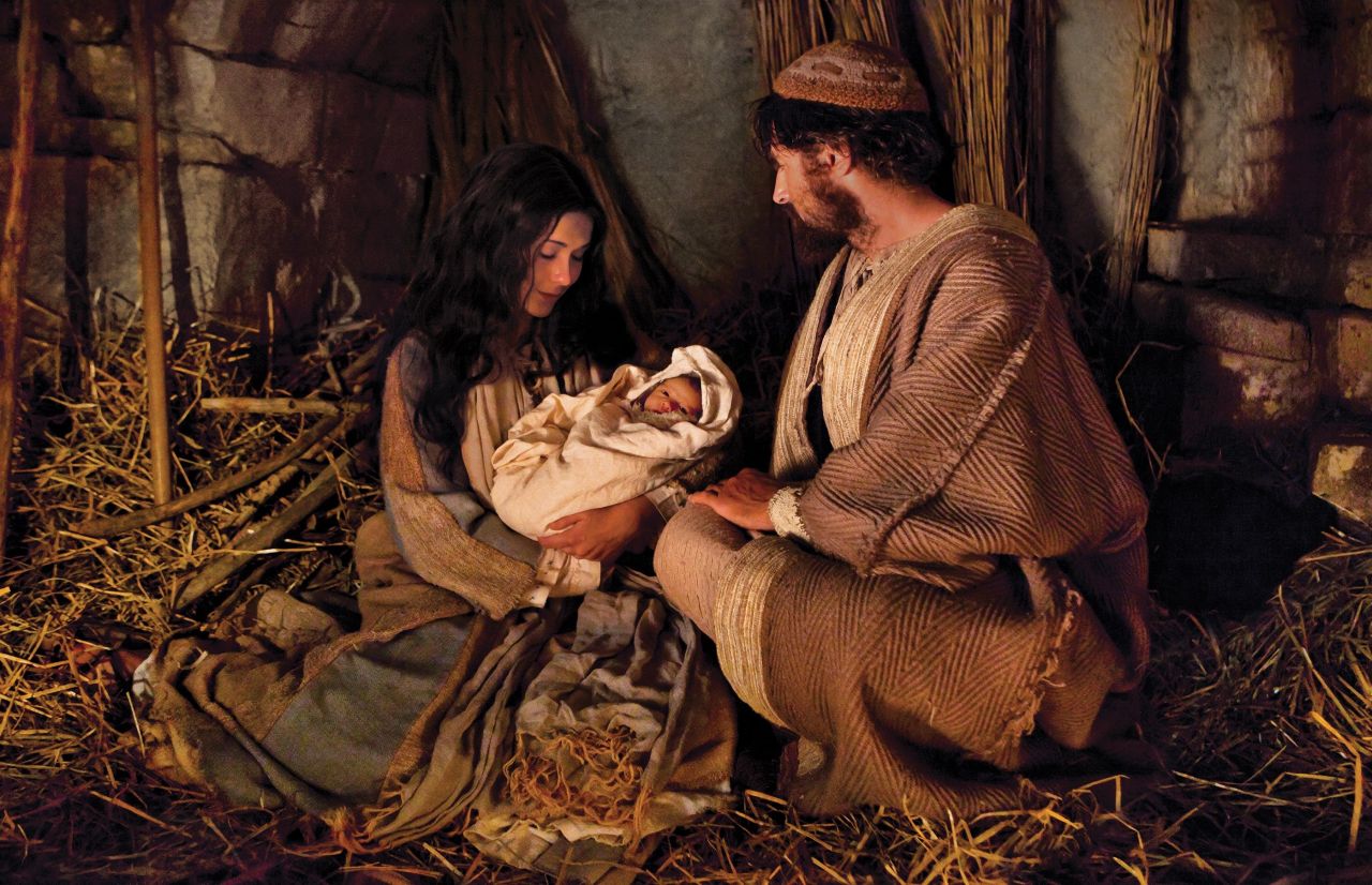 Maria e José seguram o menino Jesus